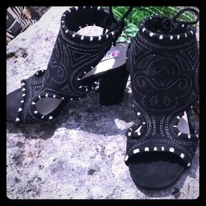 Black Women Sandals size 7 1/2 Dark Academia Grunge  cutout suede chunky heel